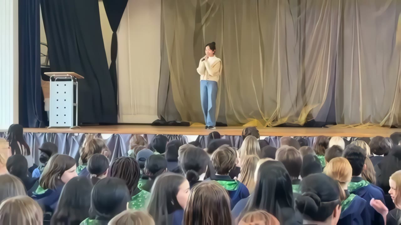 현지 학교 전교생 앞 무대에 선 학생